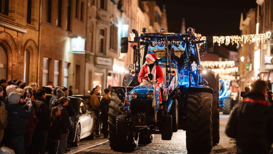 verlichte tractor op straat