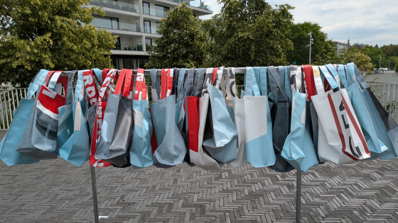 rek met upcycled winkeltassen