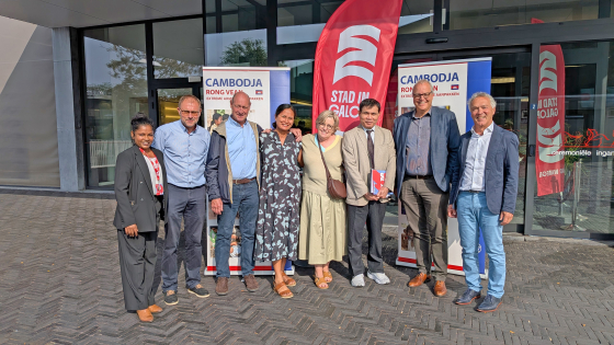 partners van stad Waregem en Hope for the Children poseren aan stadhuis