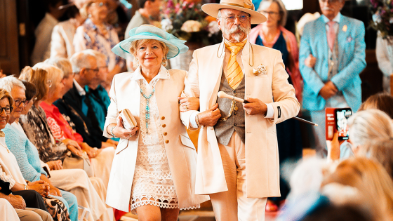 Man en vrouw op de catwalk tijdens Chapeau