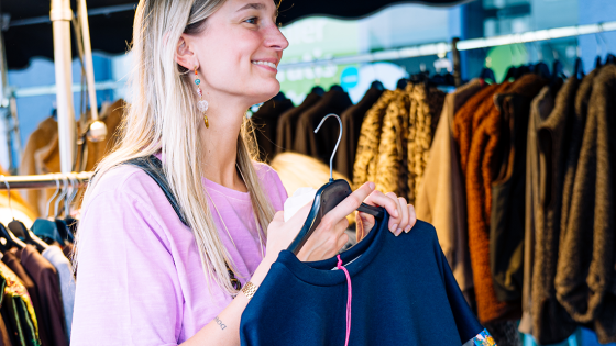 Vrouw shopt op jaarmarkt