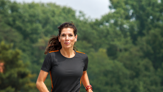 Televisiepresentatrice Saartje Vandendriessche aan het lopen
