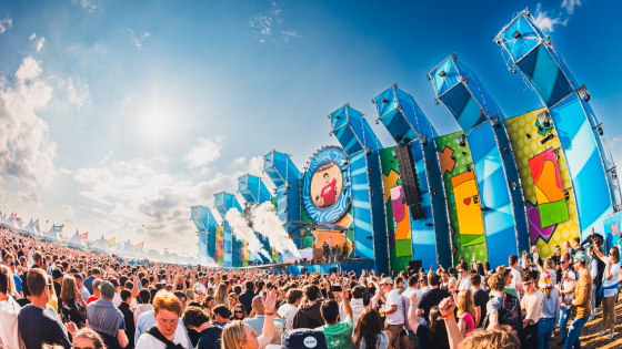 feestende muziekliefhebbers op dancefestival Hype'O Dream