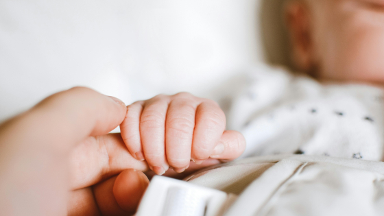 baby houdt vinger vast