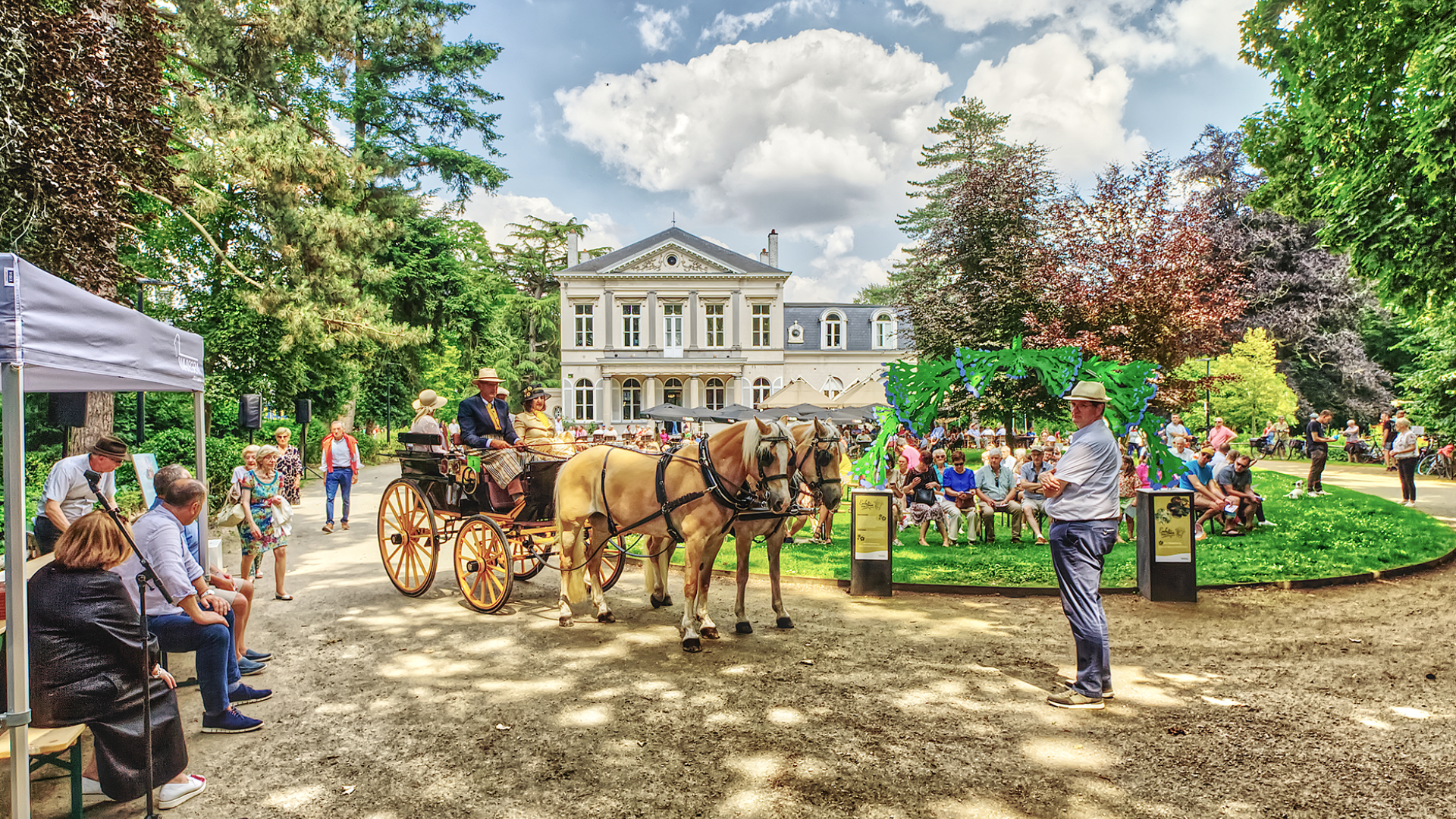 Koets en toeschouwers in park Baron Casier