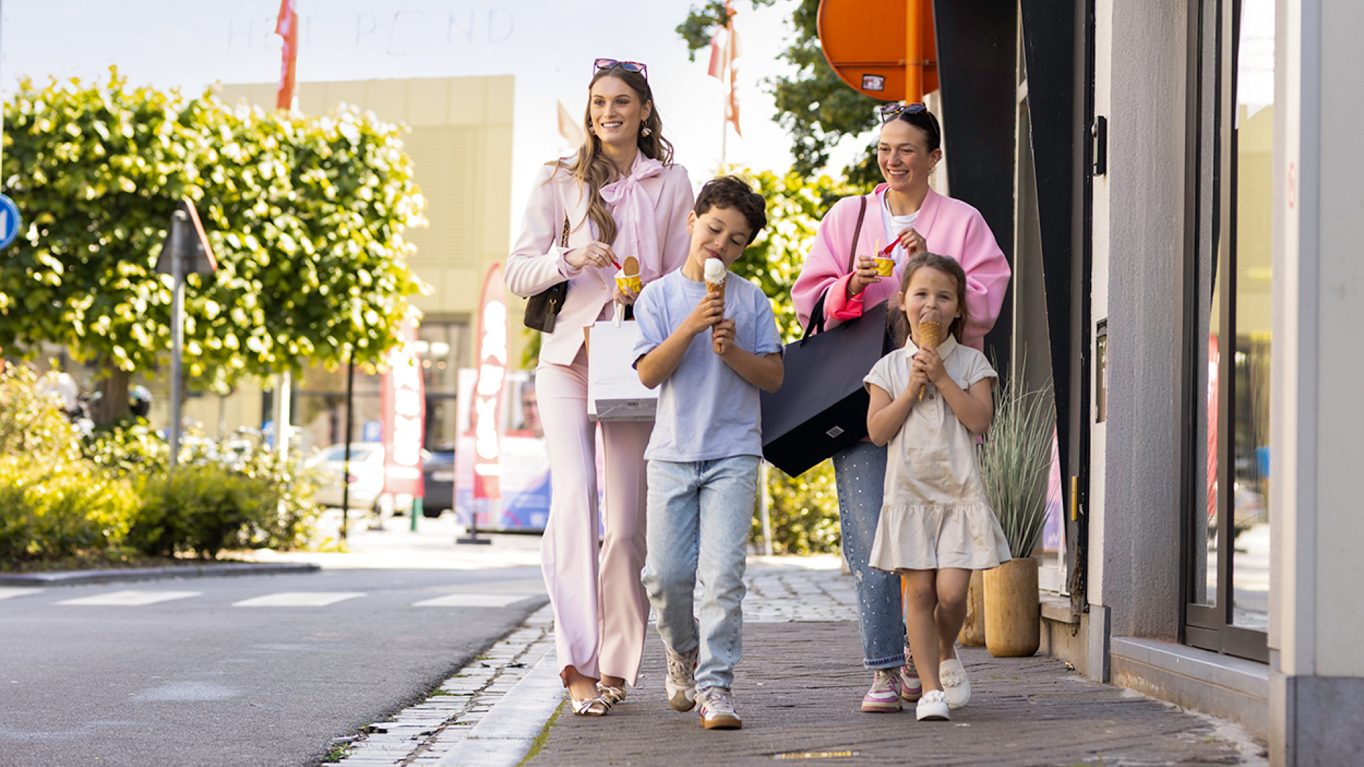 dames shoppen met kinderen in waregem