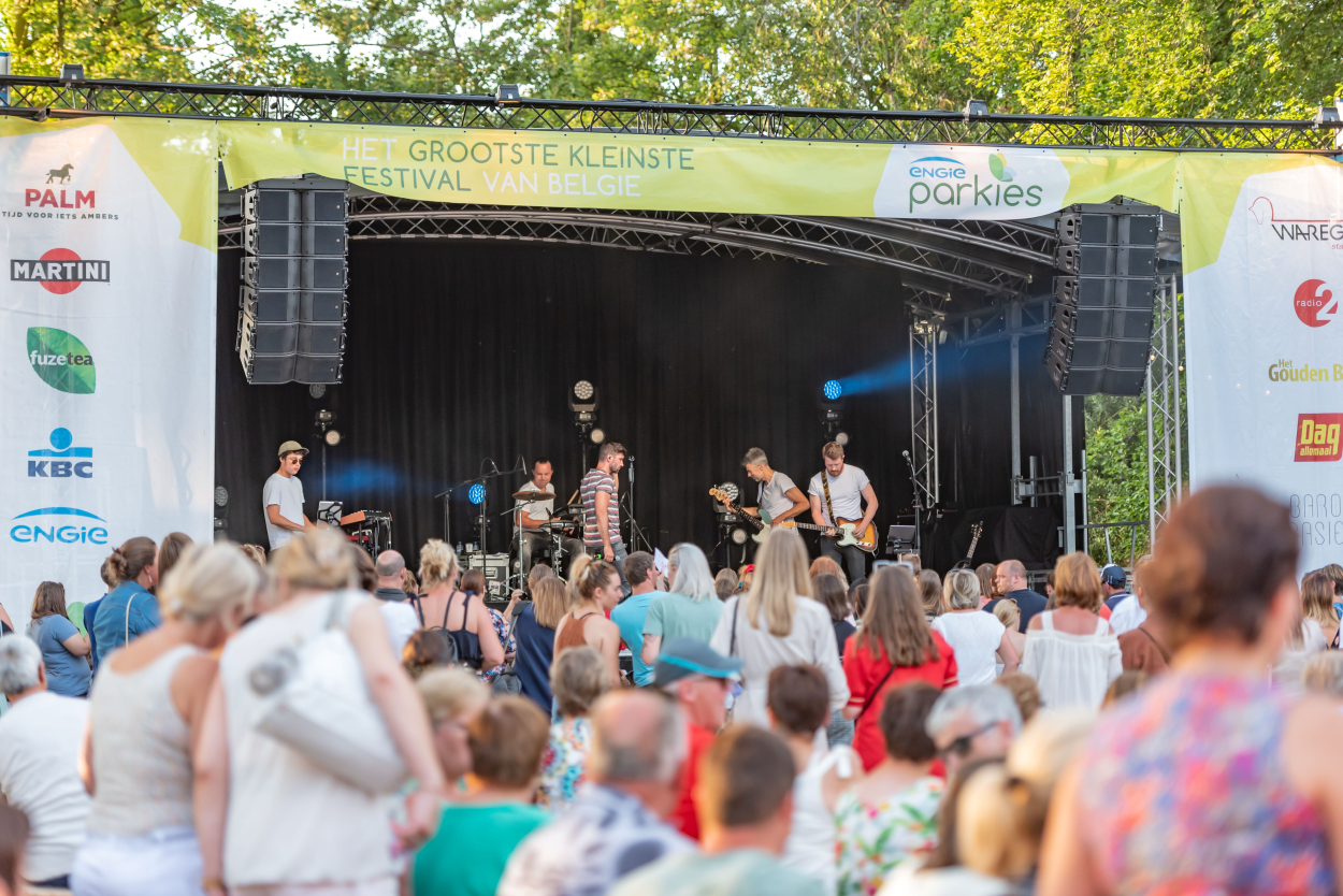 Parkies Kasteelconcerten 2025: veel volk op het plein en muzikanten in actie op het podium