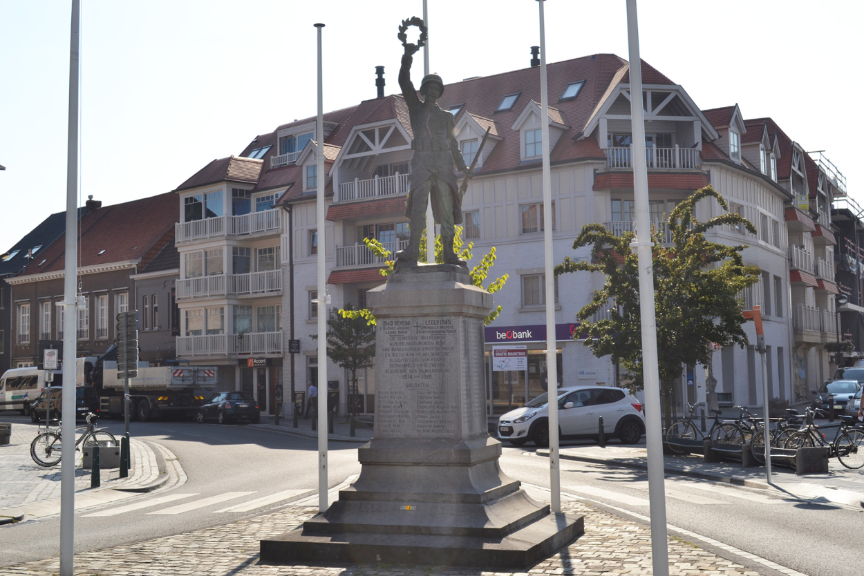 Het oorlogsmonument van de onbekende soldaat op de Markt