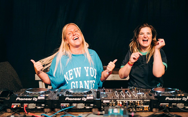 DJ Olsan Twins, Lieselot en Tatjana achter de draaitafels