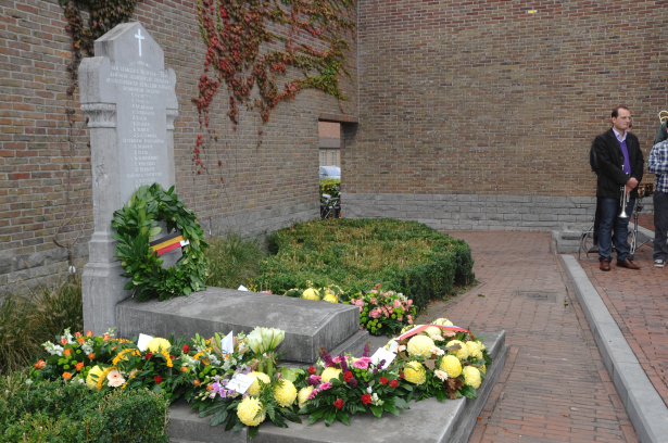 het oorlogsmonument aan de kerk in Beveren-Leie